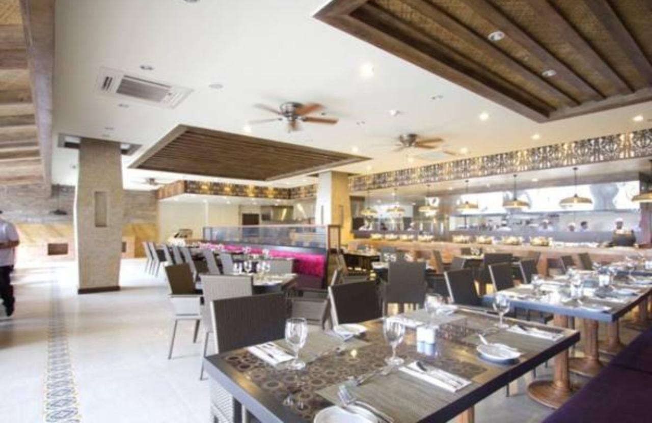 The Bellevue Resort Panglao Esterno foto The interior of the restaurant
