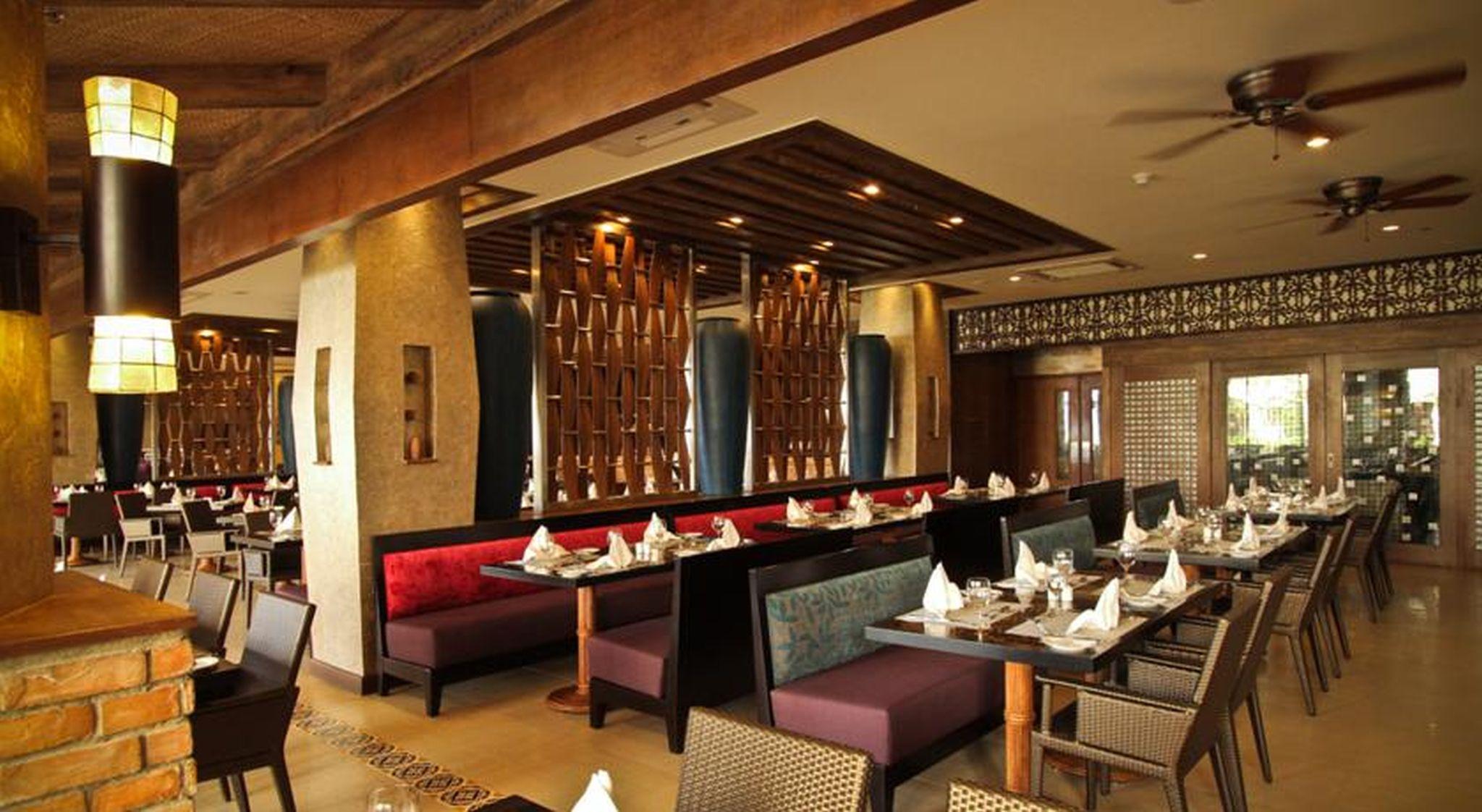The Bellevue Resort Panglao Esterno foto The interior of a restaurant