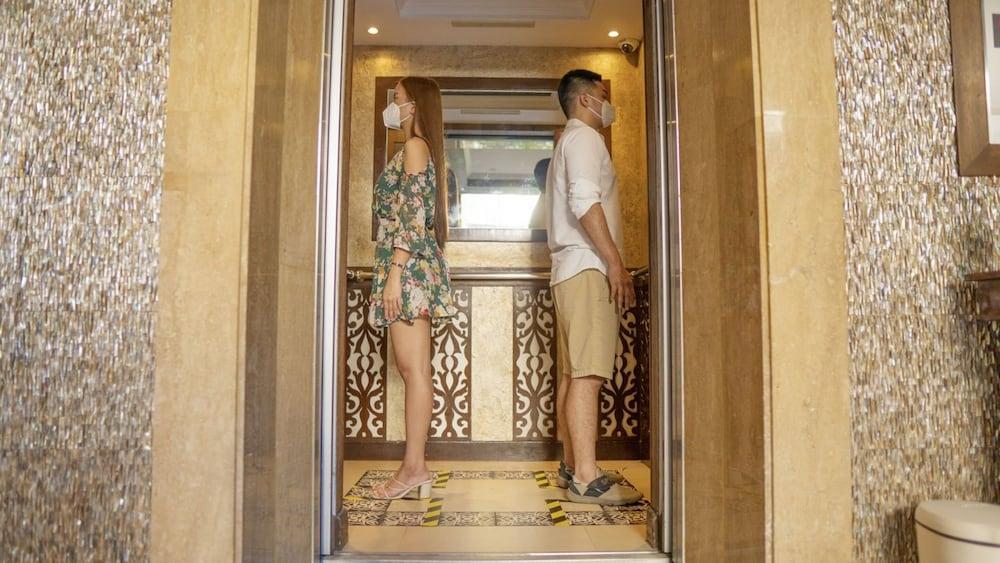 The Bellevue Resort Panglao Esterno foto Social distancing in an elevator