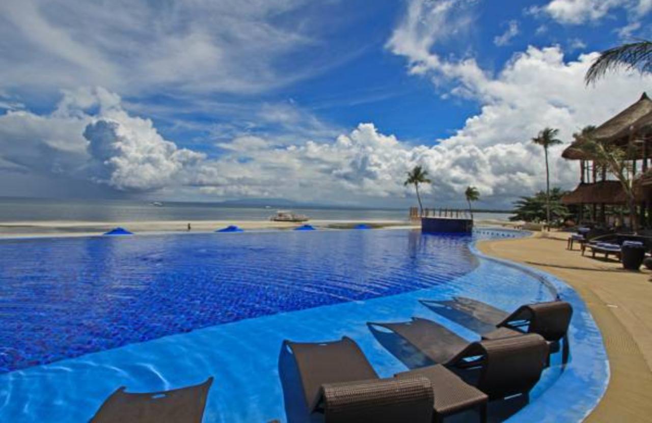 The Bellevue Resort Panglao Esterno foto Infinity pool at the Shangri-La's Tanjung Rhu Resort, Langkawi, Malaysia