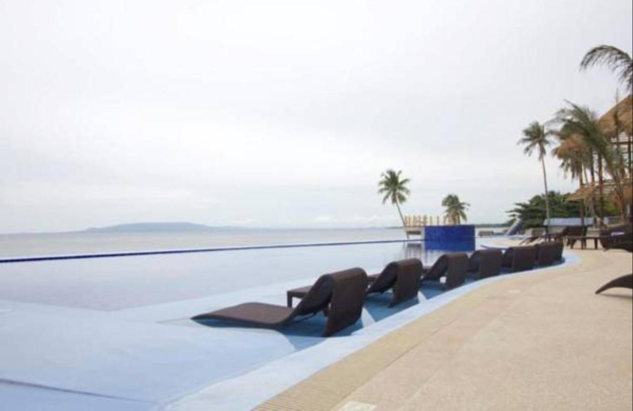 The Bellevue Resort Panglao Esterno foto Infinity pool at the Shangri-La Tanjung Rhu, Malaysia