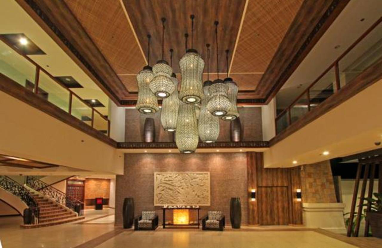 The Bellevue Resort Panglao Esterno foto The lobby of the hotel
