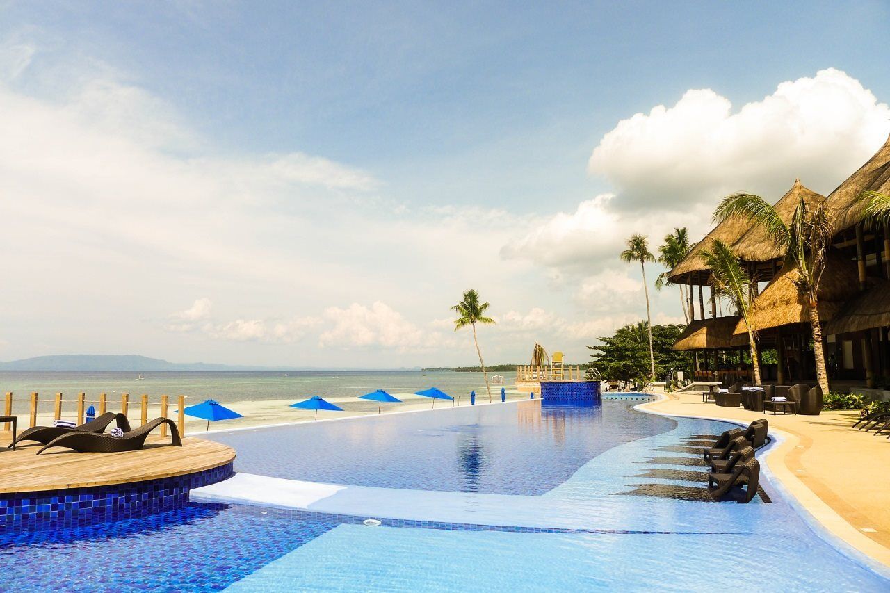 The Bellevue Resort Panglao Esterno foto Infinity pool at the beach
